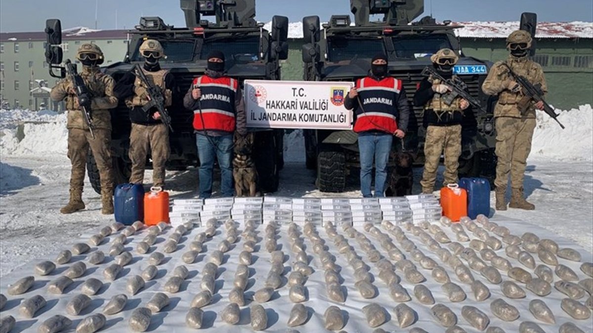 Hakkari'de 99 kilo eroin ve 60 litre asit anhidrit ele geçirildi