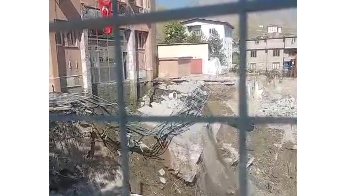 Hakkari'de adliye binasının girişinde çökme