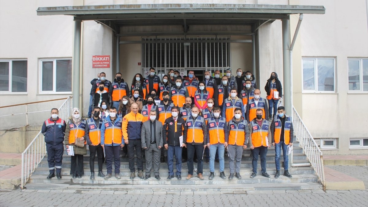 Hakkari'de AFAD gönüllülerine temel afet bilinci eğitimi verildi