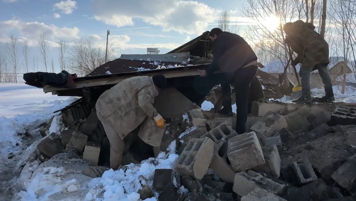 Hakkari'de ahırın çatısı çöktü: 2 hayvan telef oldu