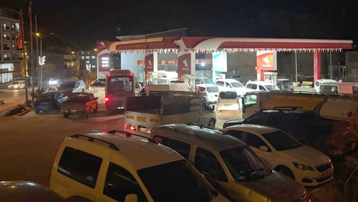 Hakkari'de akaryakıt kuyruğu: Zam beklentisi istasyonları doldurdu