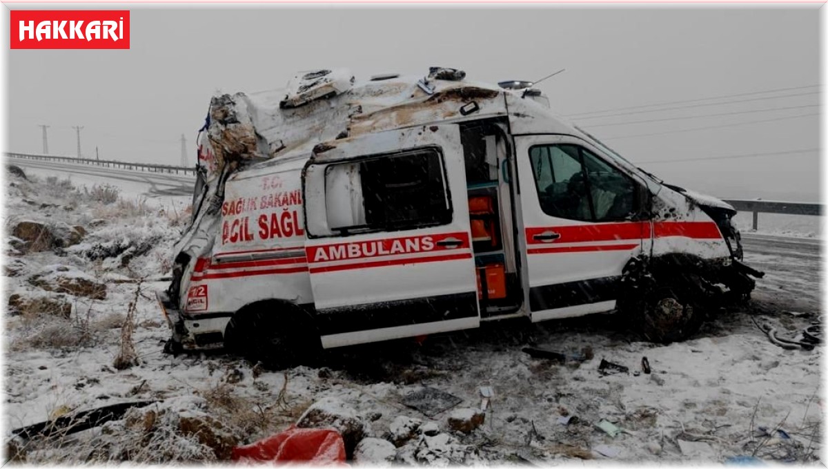 Hakkari'de ambulans kaza yaptı: 3 yaralı