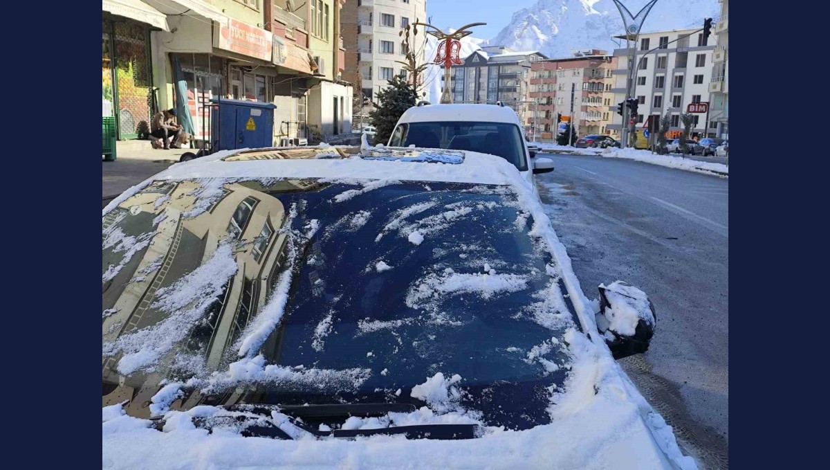 Hakkari'de araç camları buz tuttu