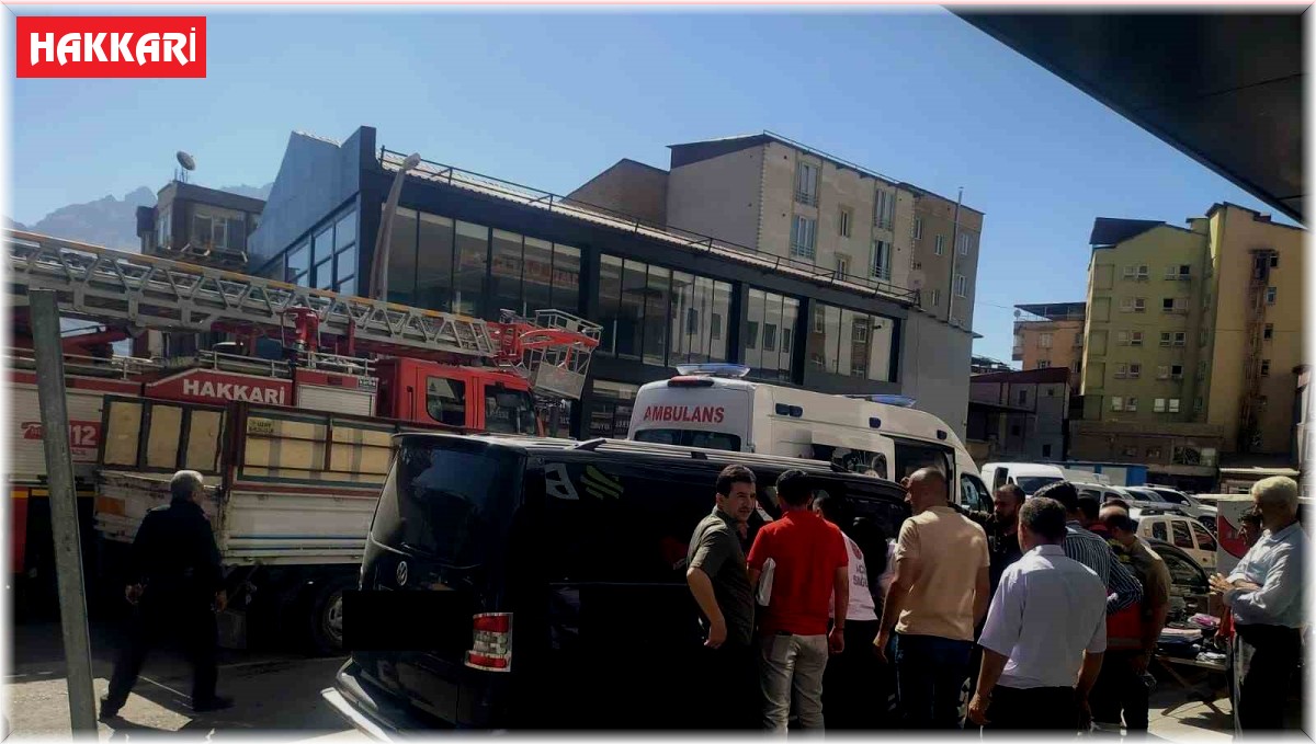 Hakkari'de araçta kilitli kalan kadın kurtarıldı