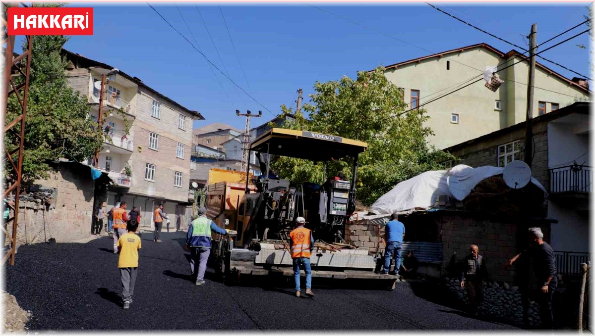 Hakkari'de asfalt çalışmaları hız kesmeden devam ediyor