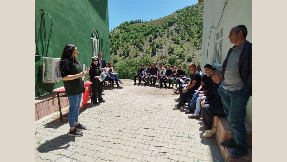 Hakkari'de besiciler şap hastalığı konusunda bilgilendiriliyor