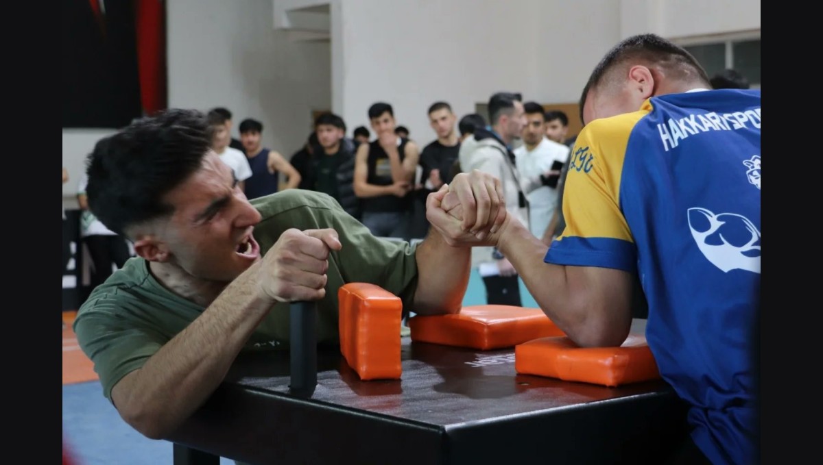 Hakkari'de bilek güreşi il birinciliği yapıldı