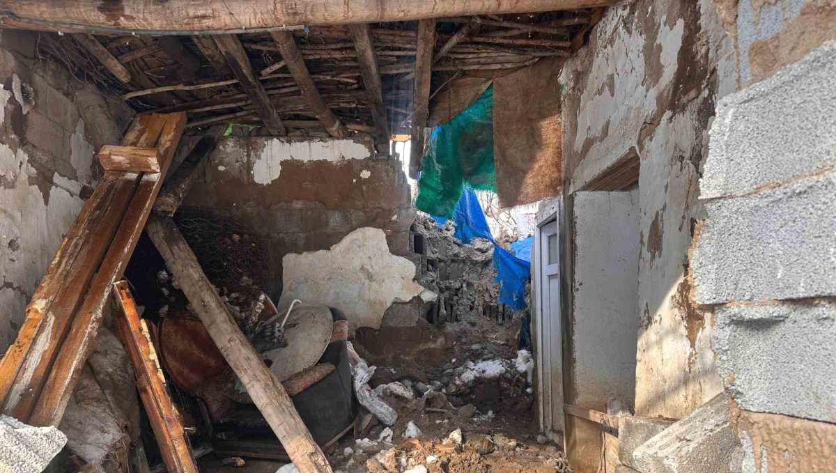 Hakkari'de bir evin üzerine kaya düştü