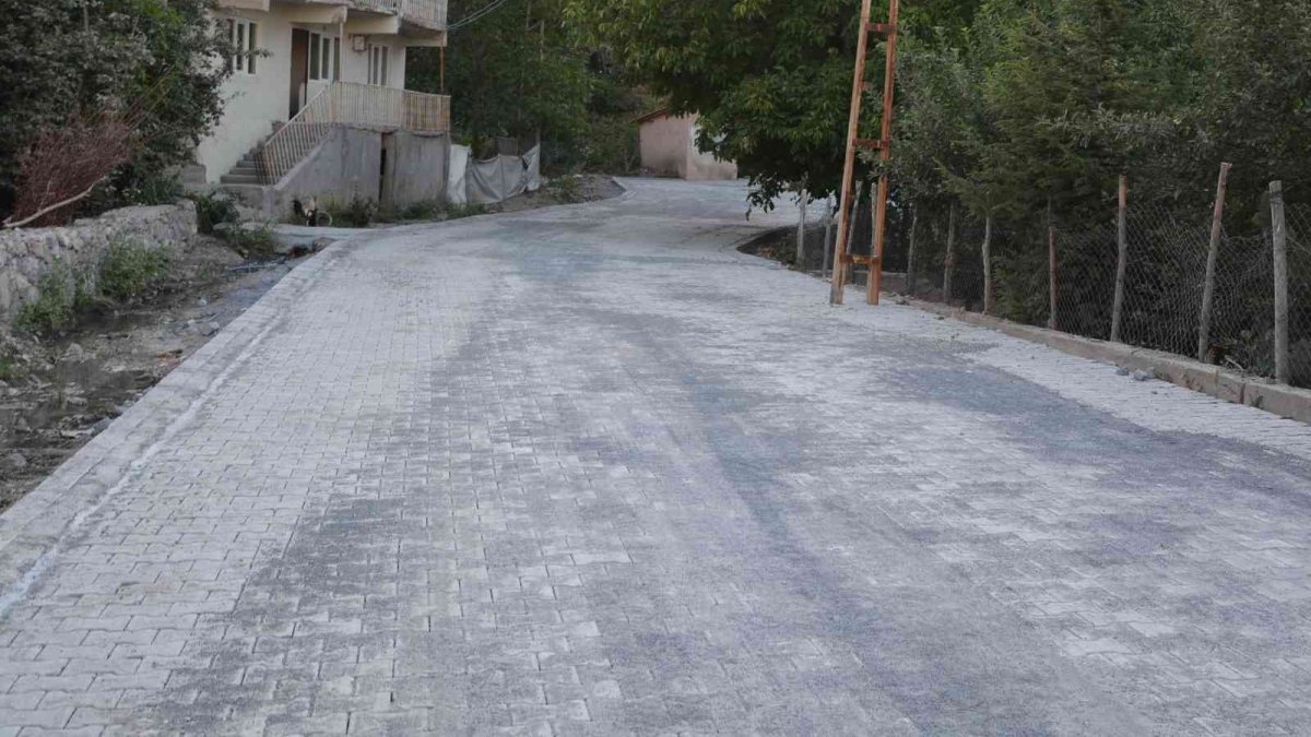 Hakkari'de bir semt toprak yoldan kurtarıldı