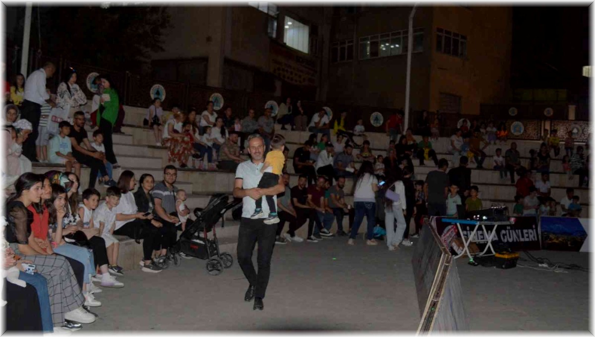 Hakkari'de 'Buz Devri' filmi izletildi