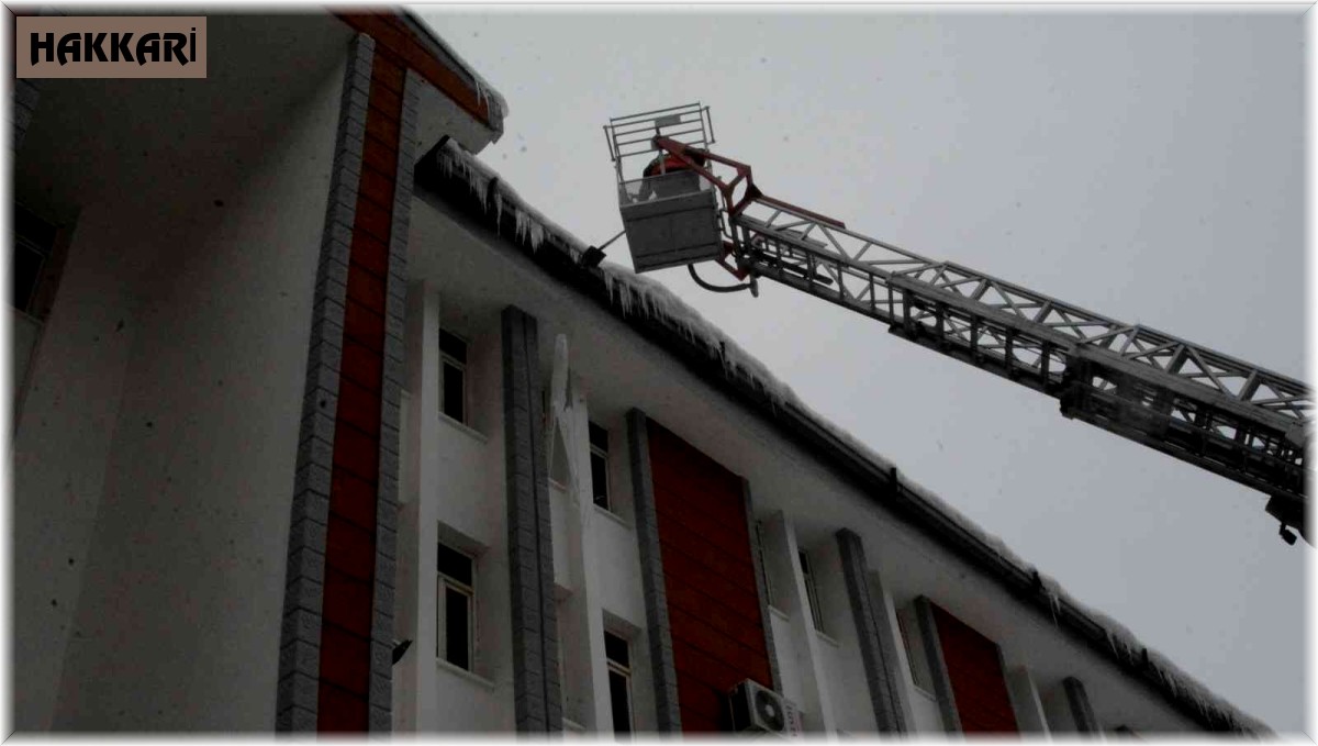 Hakkari'de buz sarkıntıları temizleniyor