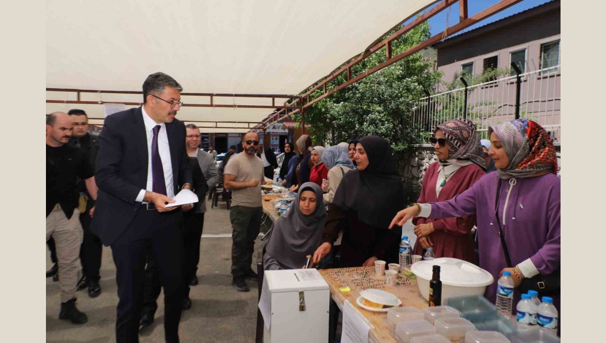 Hakkari'de cami yararına hayır çarşısı kuruldu