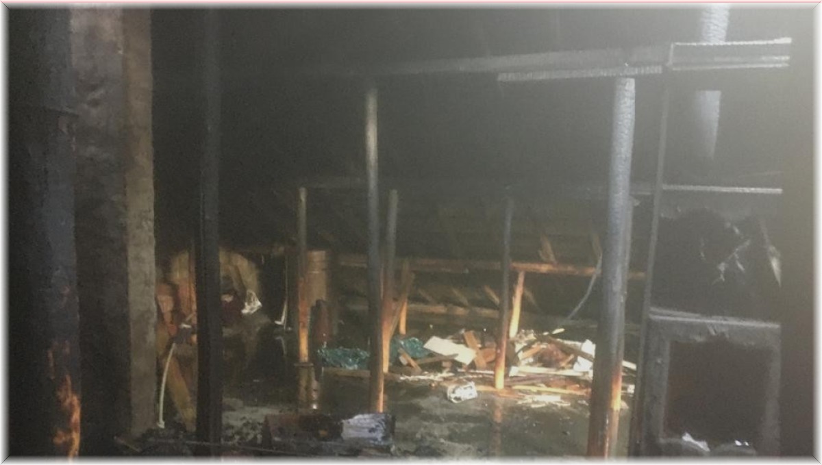 Hakkari'de çatı yangını