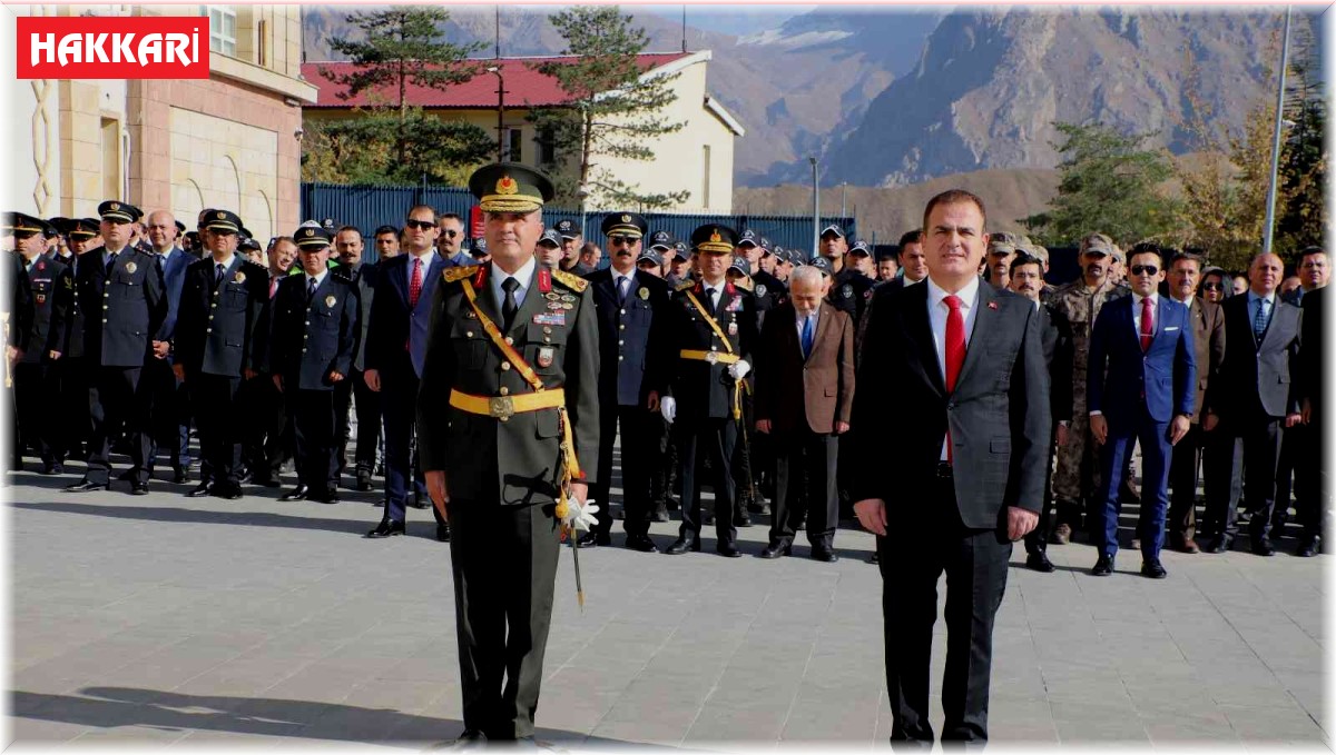 Hakkari'de çelenk sunma töreni