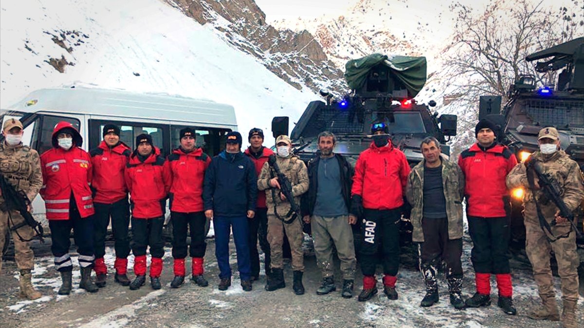 Hakkari'de çığ düşmesi nedeniyle dağdan dönemeyen besici kardeşler kurtarıldı