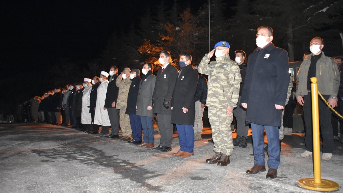 Hakkari'de çığ düşmesi sonucu şehit olan askerin naaşı törenle memleketine uğurlandı