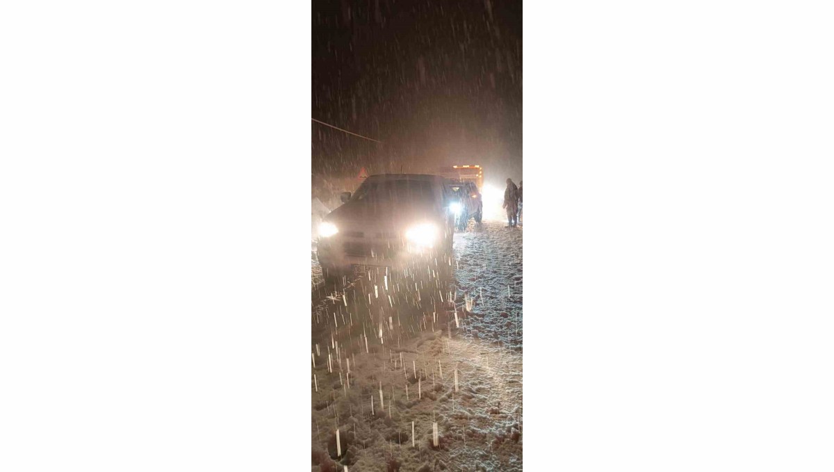 Hakkari'de çığ düştü: Çok sayıda araç yolda mahsur kaldı