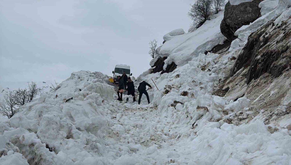 Hakkâri'de çığ düştü: Öğrenci servisi yolda kaldı