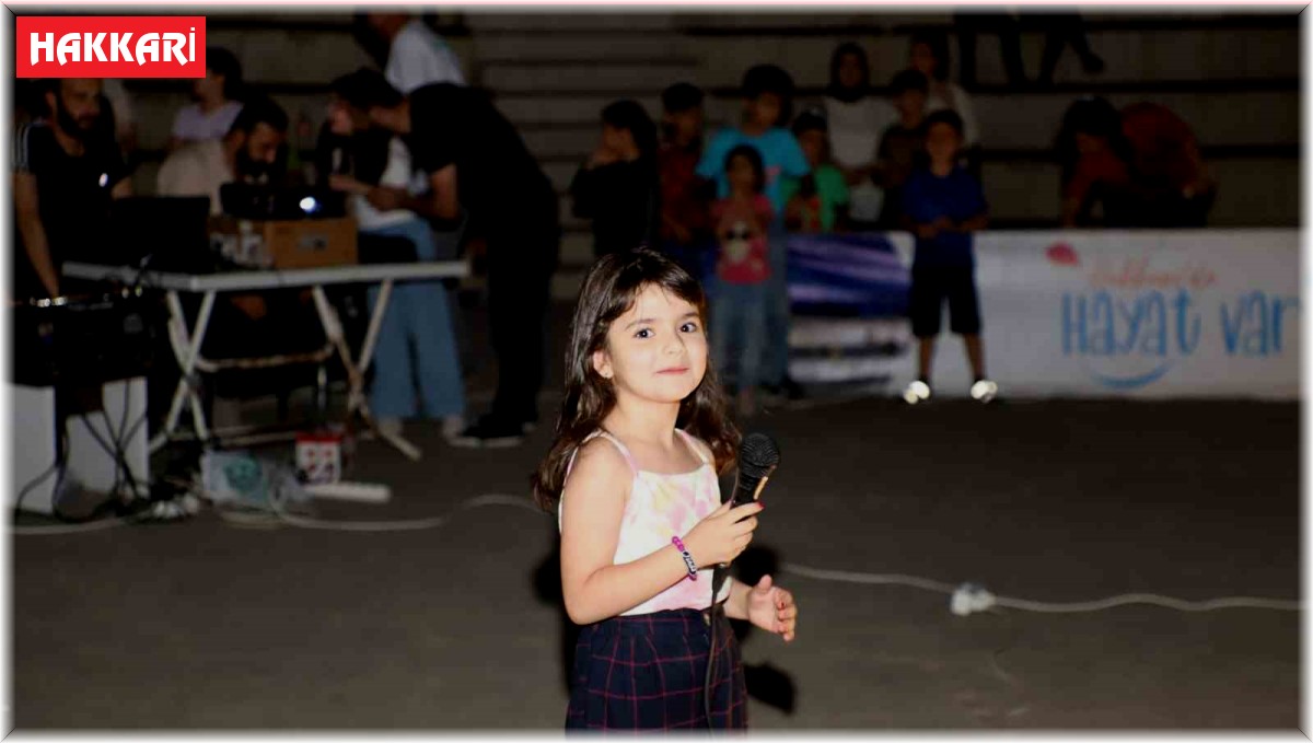 Hakkari'de çocuk ve yetişkinlerin sahne performansı mest etti
