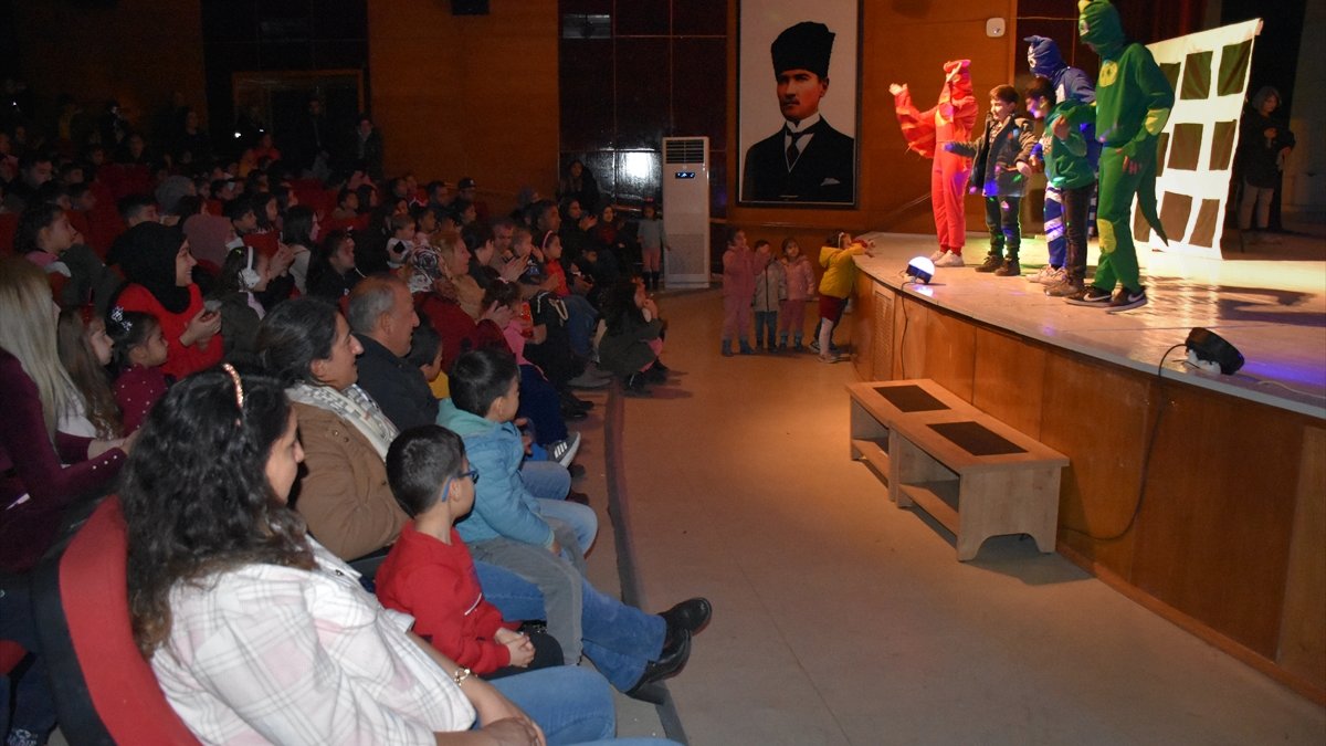 Hakkari'de çocuklar, "Pijamaskeliler" tiyatro oyunuyla eğlendi