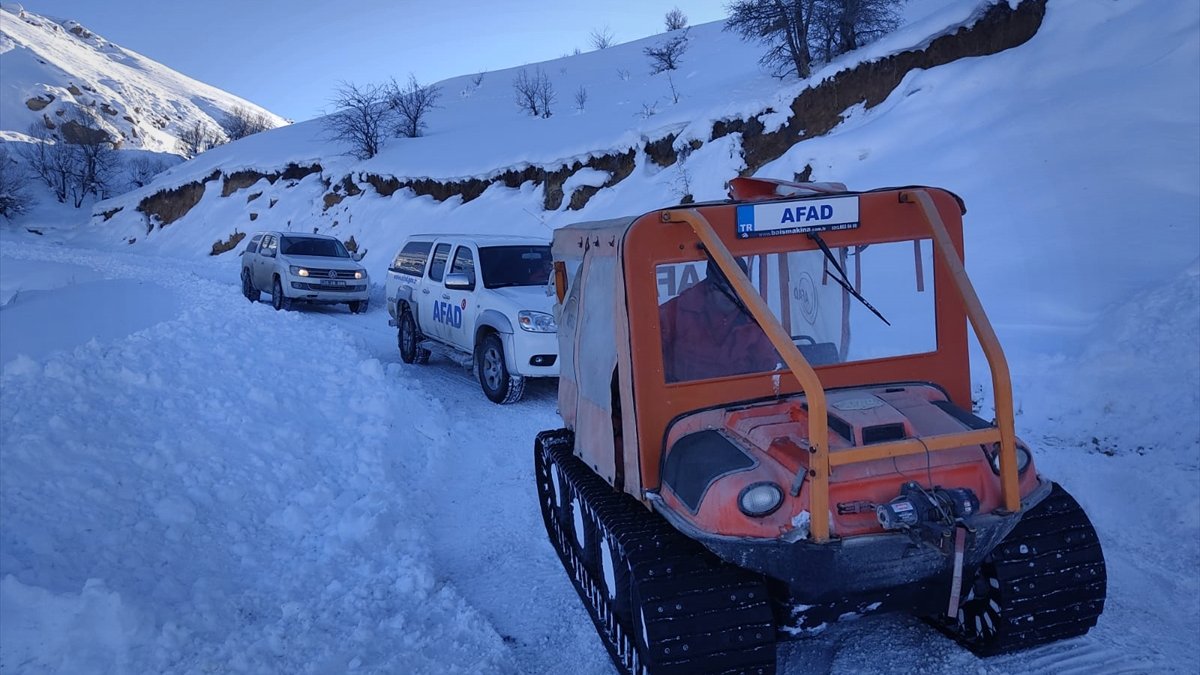 Hakkari'de dağda mahsur kalan kişi, 4 saat süren çalışmayla kurtarıldı