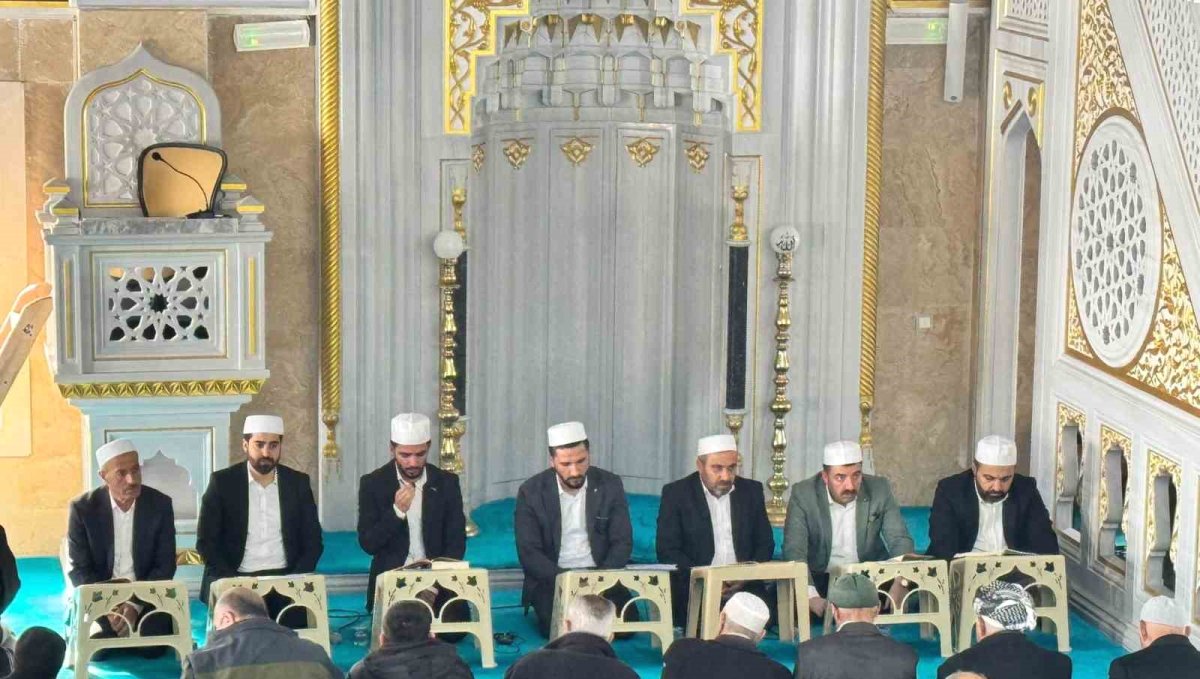 Hakkari'de deprem şehitleri dualarla anıldı