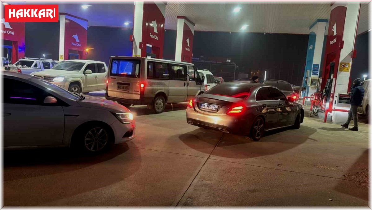 Hakkari'de depremler korkuttu: Halk sokaklara döküldü