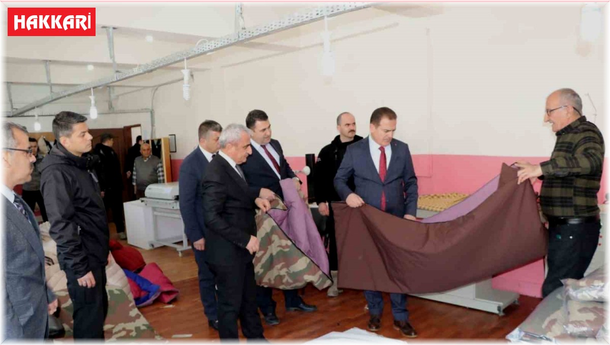 Hakkari'de depremzedeler için uyku tulumu üretiliyor