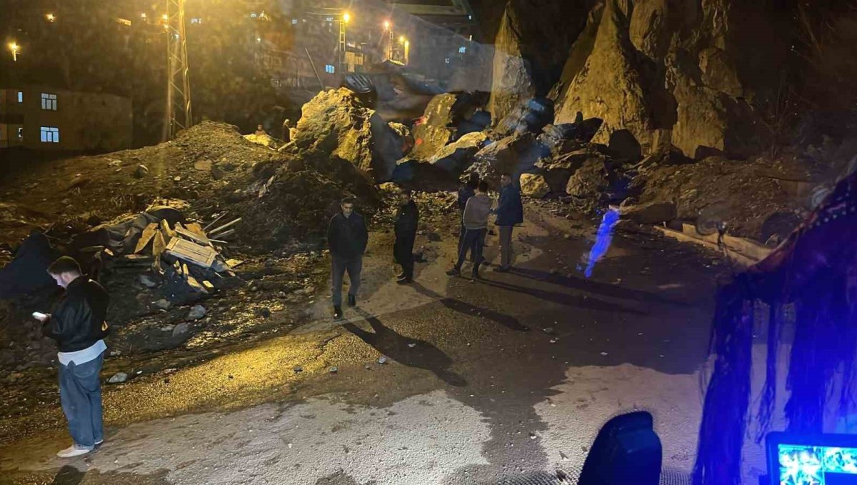 Hakkari'de dev kayalar mahalle yoluna düştü