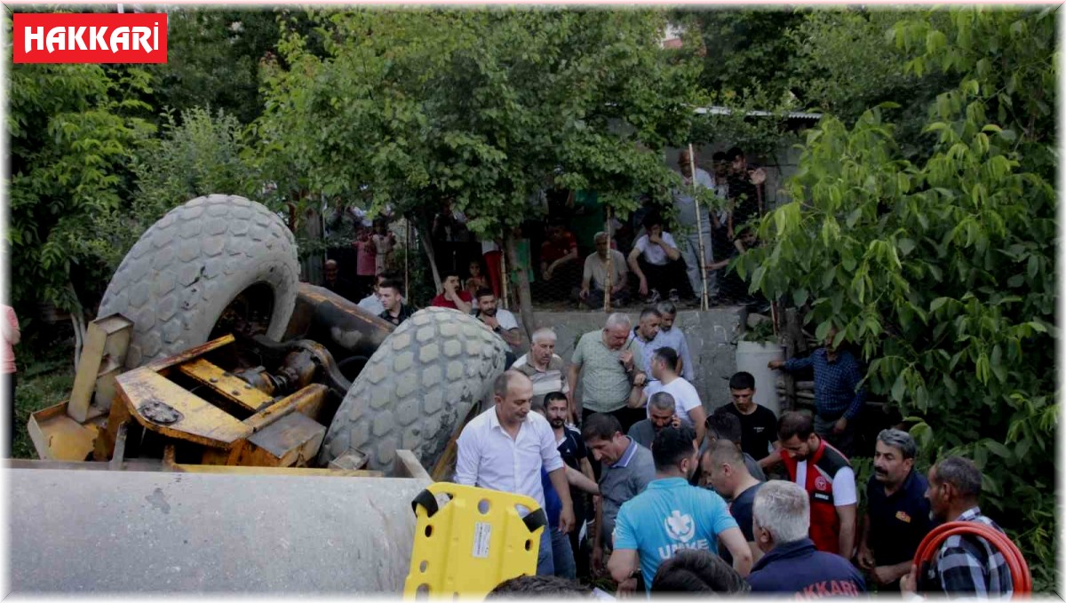 Hakkari'de devrilen iş makinesinin altında kalan çocuk yaralandı