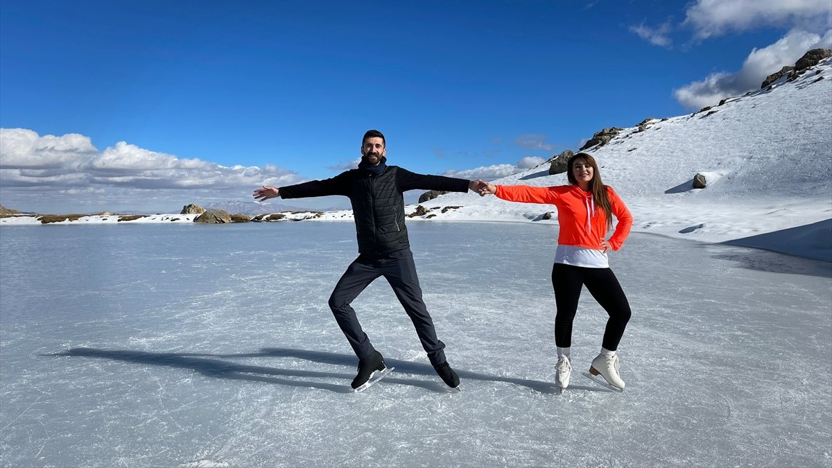 Hakkari'de donan Seyithan Gölü'nde buz pateni yaptılar