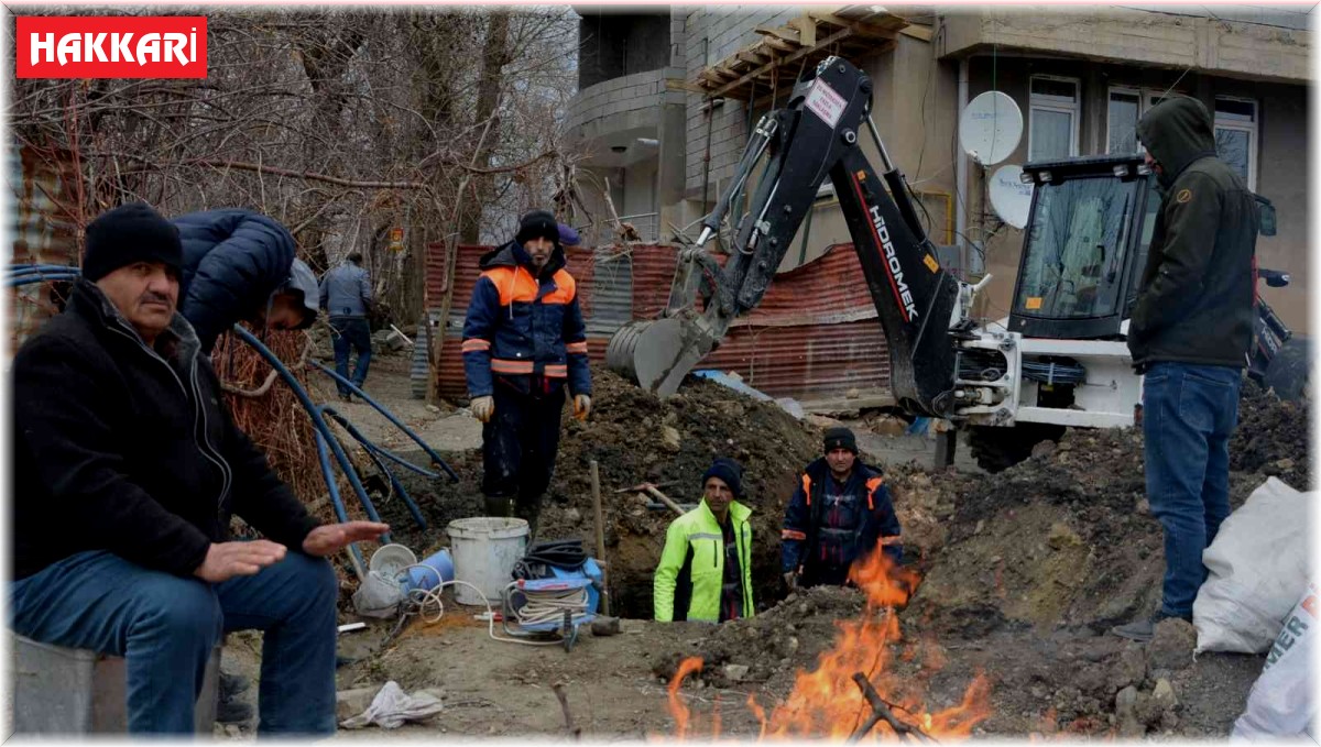 Hakkari'de dondurucu soğukta su arızası mesaisi