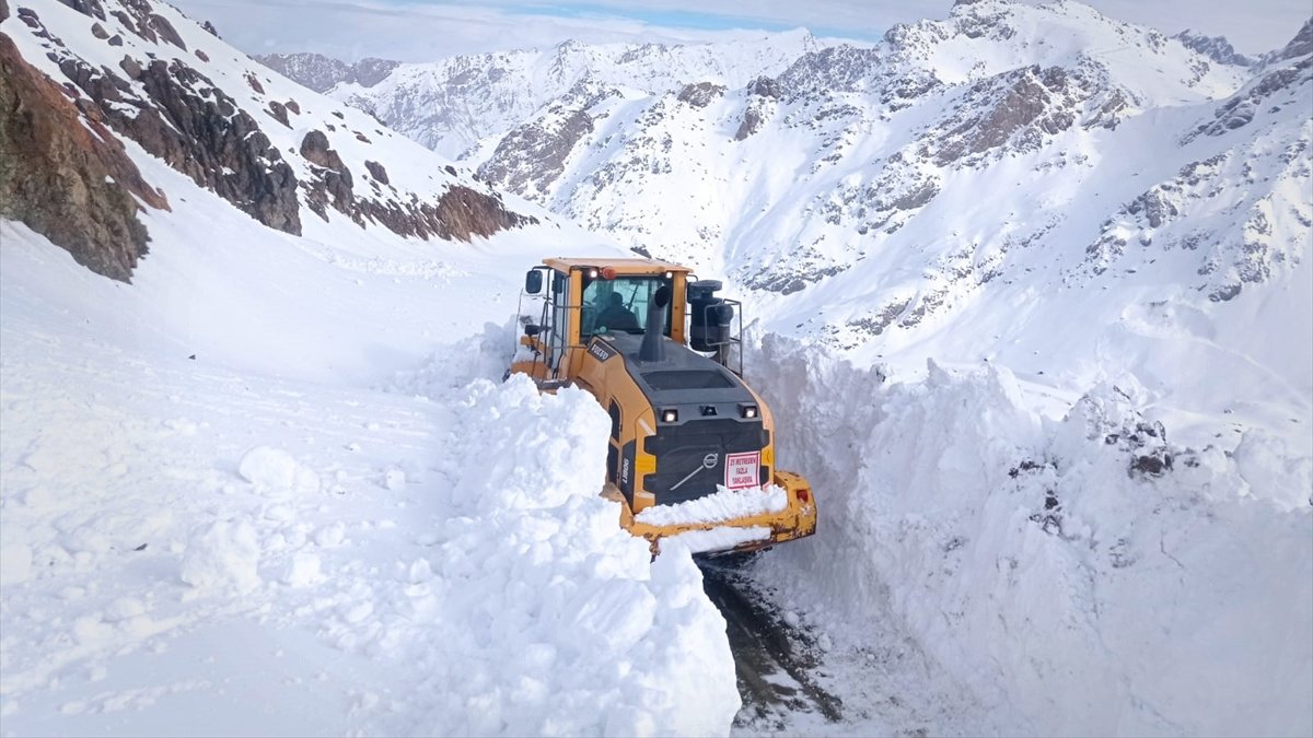 Hakkari'de ekipler üs bölgesi yolunda 4 metreyi bulan karla mücadele ediyor