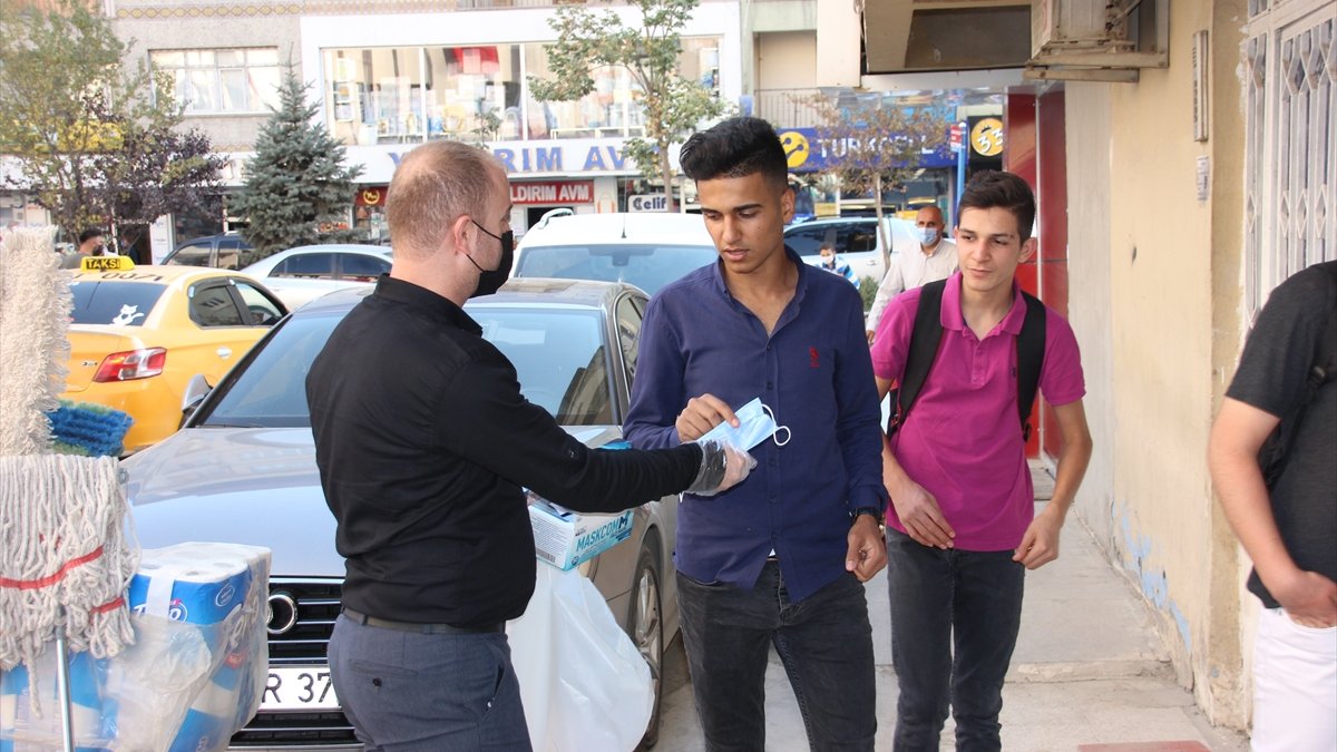 Hakkari'de engelliler derneğinden vatandaşlara ücretsiz maske