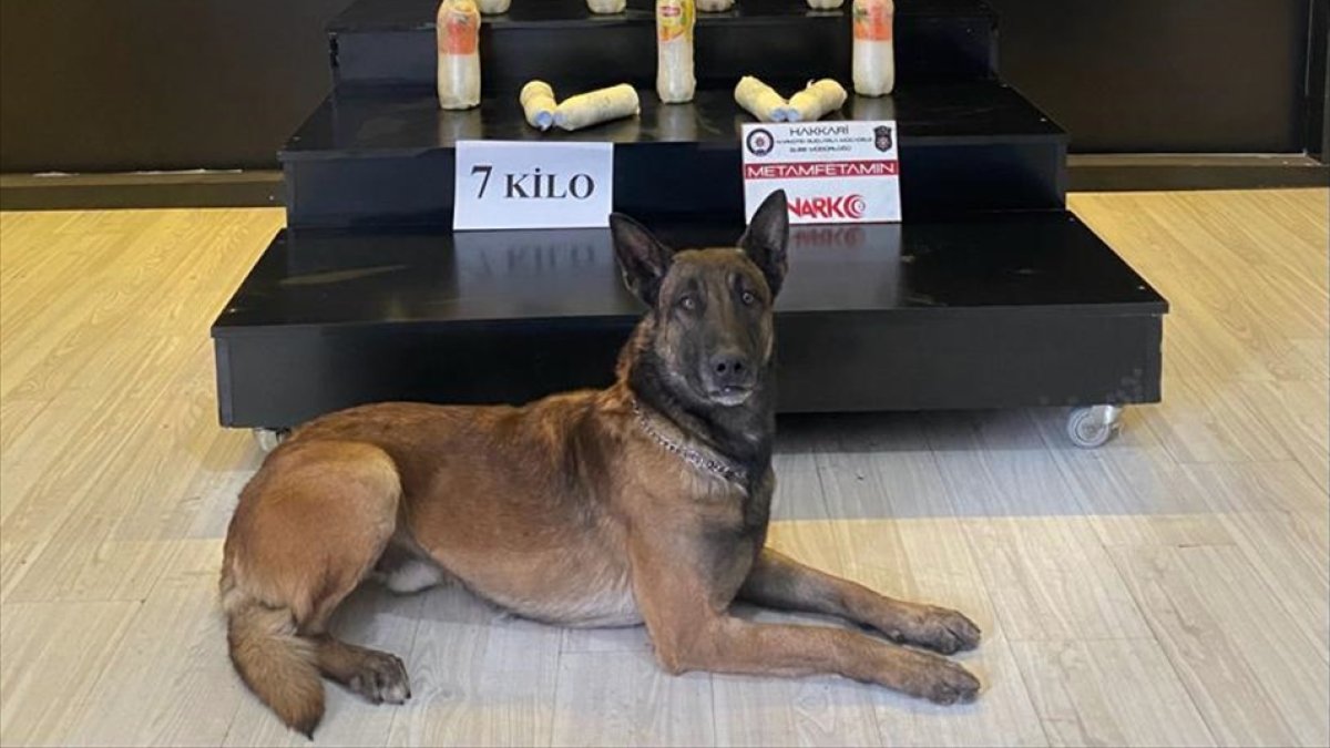 Hakkari'de etiketli içecek şişelerinde 7 kilogram sentetik uyuşturucu ele geçirildi