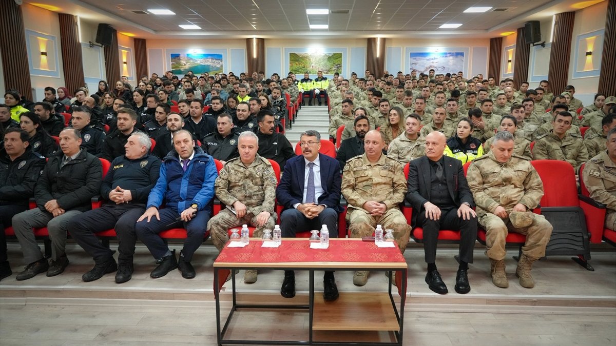 Hakkari'de etkili iletişim ve stres yönetimi konferansı düzenlendi