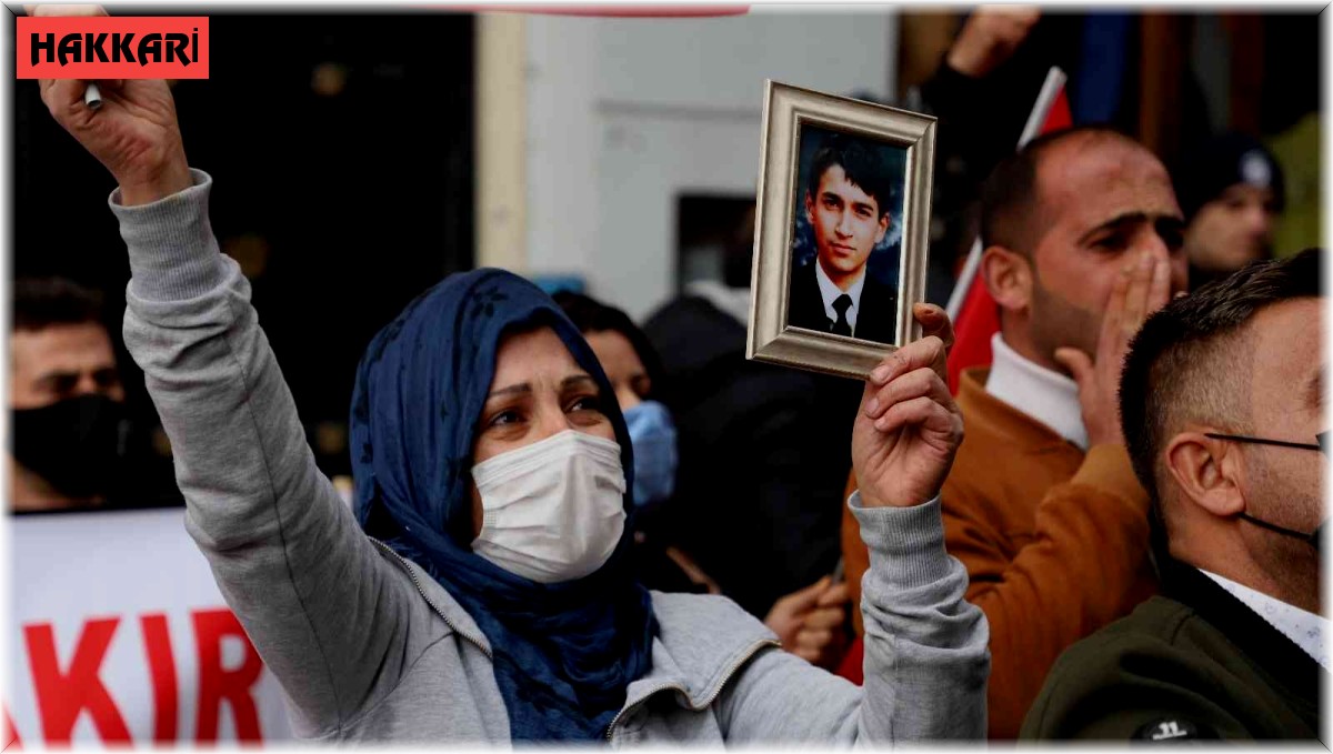 Hakkari'de evlat nöbeti tutan annelerden HDP'ye sürpriz eylem