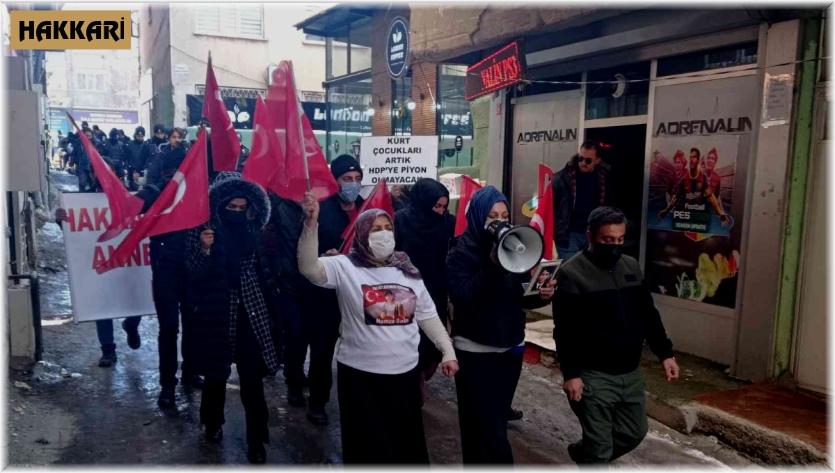 Hakkari'de evlatları dağa kaçırılan ailelerin eylemi sürüyor