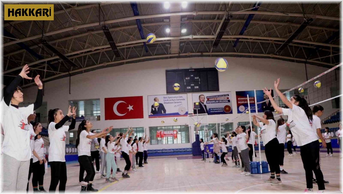 Hakkari'de Fabrika Voleybol Okulu açıldı