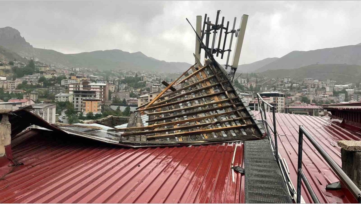 Hakkari'de fırtına çatılara zarar verdi