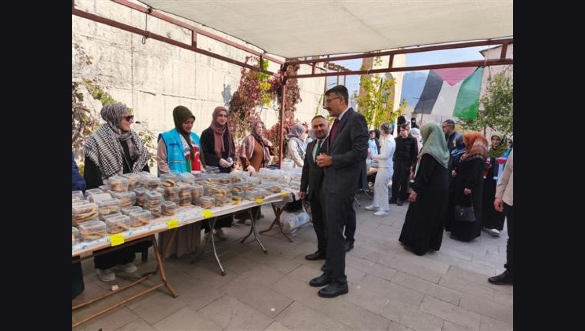 Hakkari'de Gazze yararına hayır çarşısı kuruldu