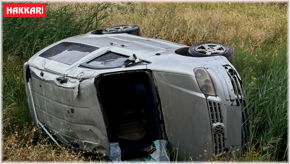 Hakkari'de hafif ticari araç takla attı: 2'si çocuk 4 yaralı
