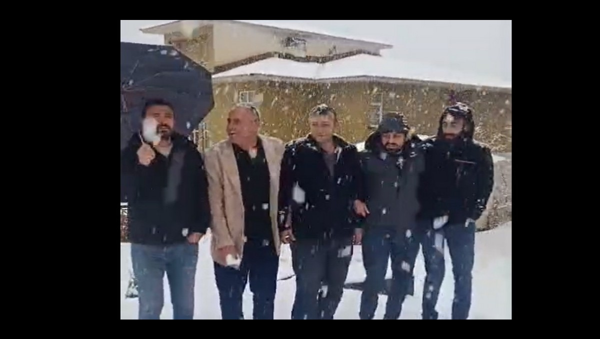 Hakkari'de halaylı kar yağışı kutlaması