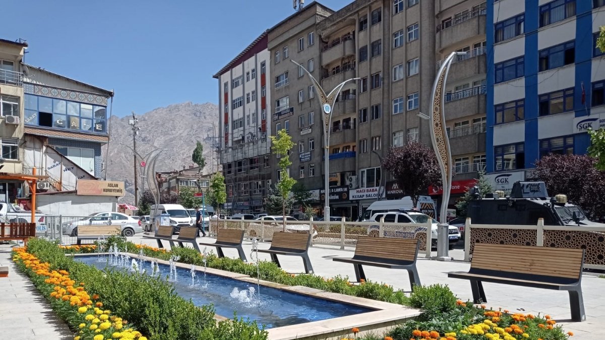 Hakkari'de hava sıcaklığının artmasıyla sokaklar boş kaldı