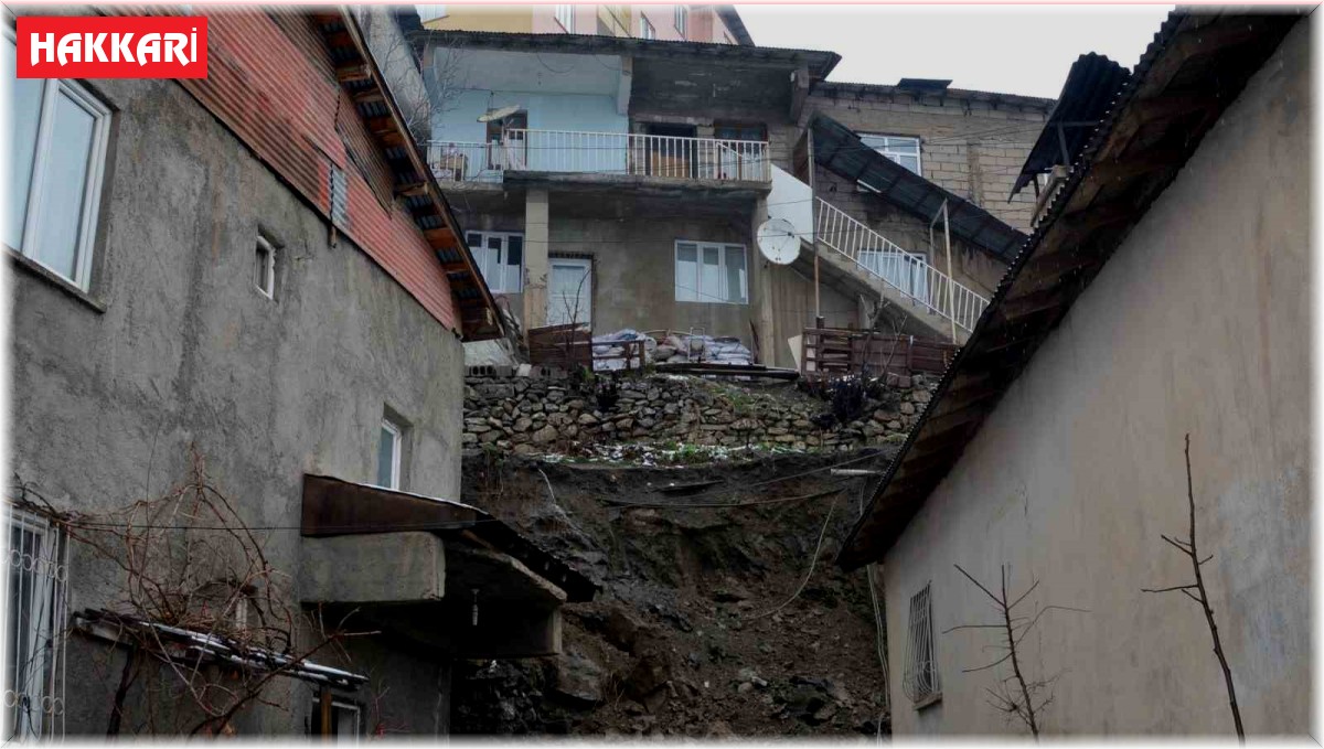 Hakkari'de heyelan nedeniyle 3 ev tahliye edildi