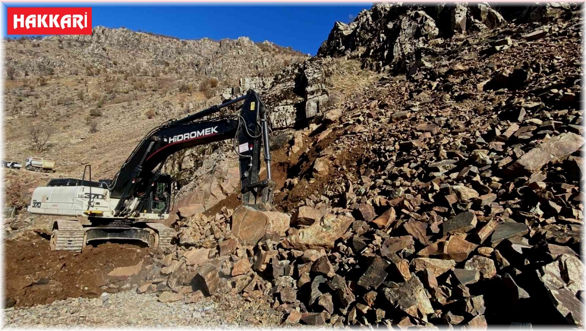 Hakkari'de heyelan ve kaya düşmesi sonucu hasar gören yolda çalışma