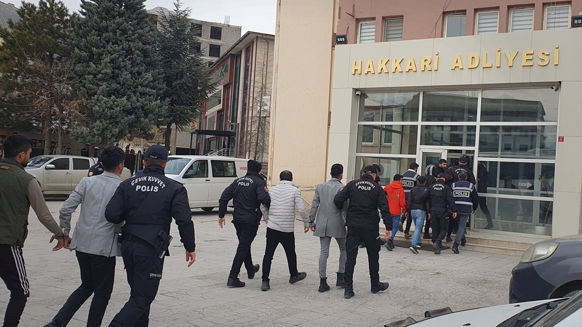 Hakkari'de iş yerlerine zarar verdikleri gerekçesiyle yakalanan 19 şüpheli adliyede