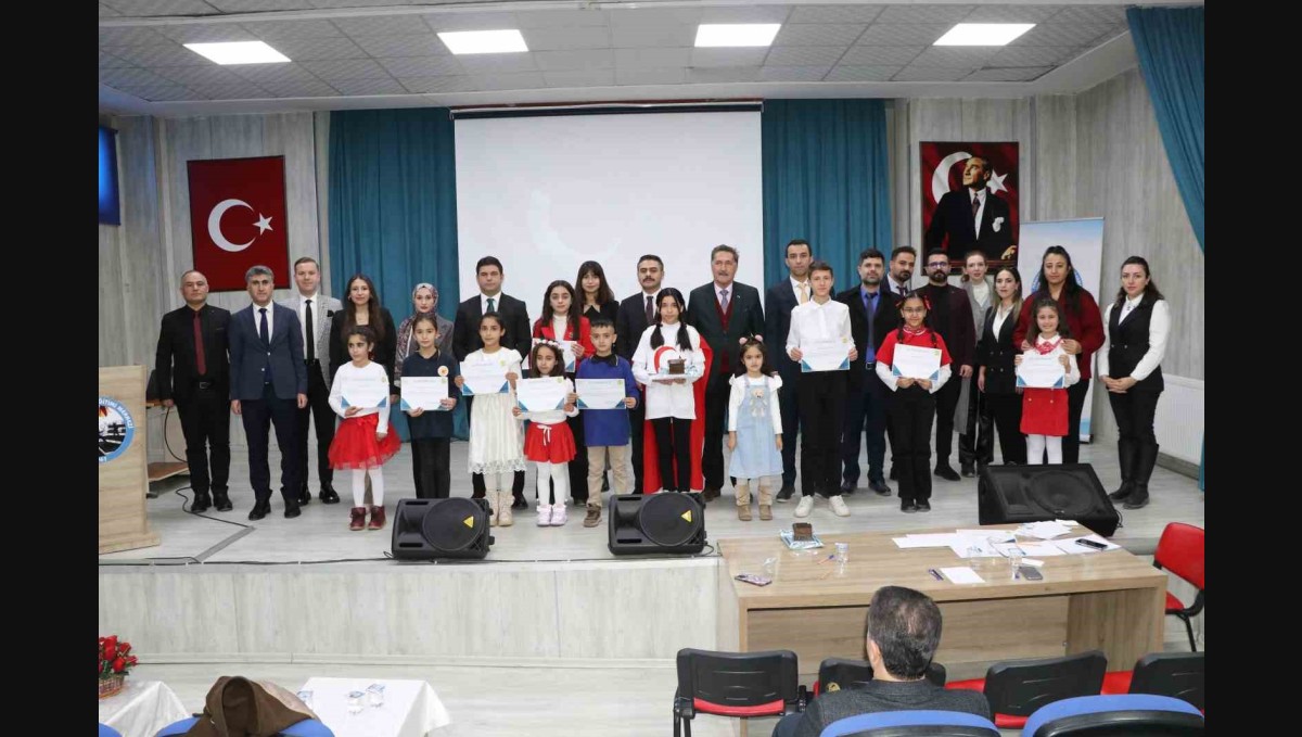 Hakkari'de "İstiklal Marşı'nı Güzel Okuma Şiir Yarışması" düzenlendi