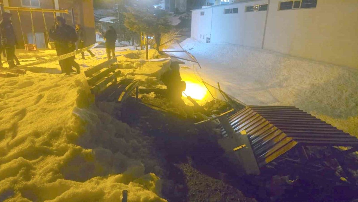 Hakkari'de istinat duvarı çöktü