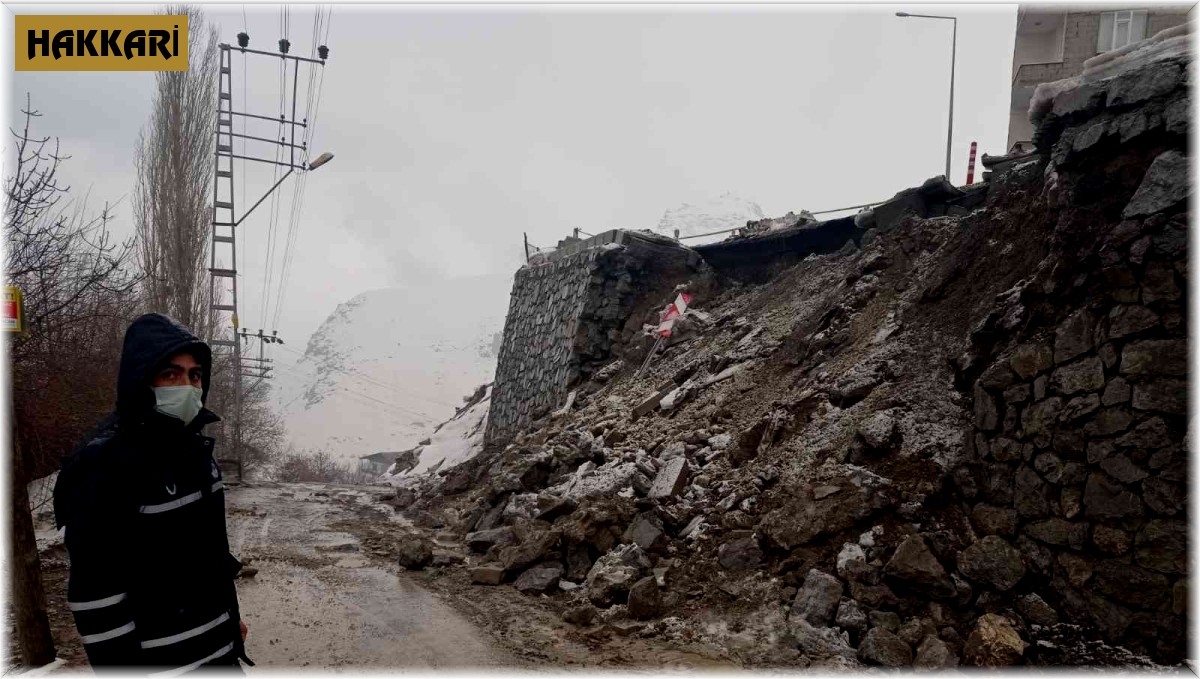 Hakkari'de istinat duvarları çöktü